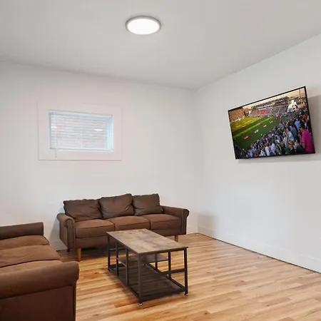 Beautiful 4 Bedroom Home Short Walk To Niagara Falls
